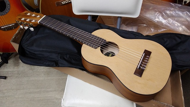 YAMAHA GL1 ギタレレ ミニ　ナイロン弦ギター　Mini Guitar　　ヤマハ　　Guitalele GL-1 ミニ　クラシックギター  アンプにつなげるマイク付! ミニ エレガット ギター